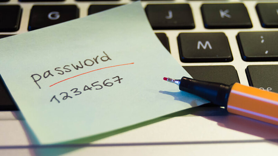 Zettel auf Tastatur mit Passwort