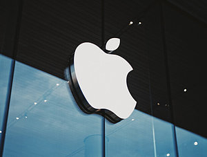 Apple-Logo an einem Gebäude