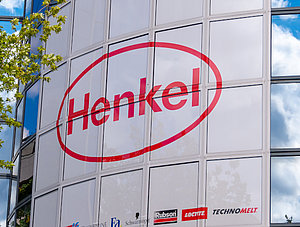 Henkel Logo an Geb&auml;udefassade