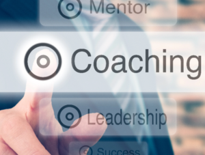 GEsch&auml;ftsmann dr&uuml;ckt virtuellen Coaching-Button