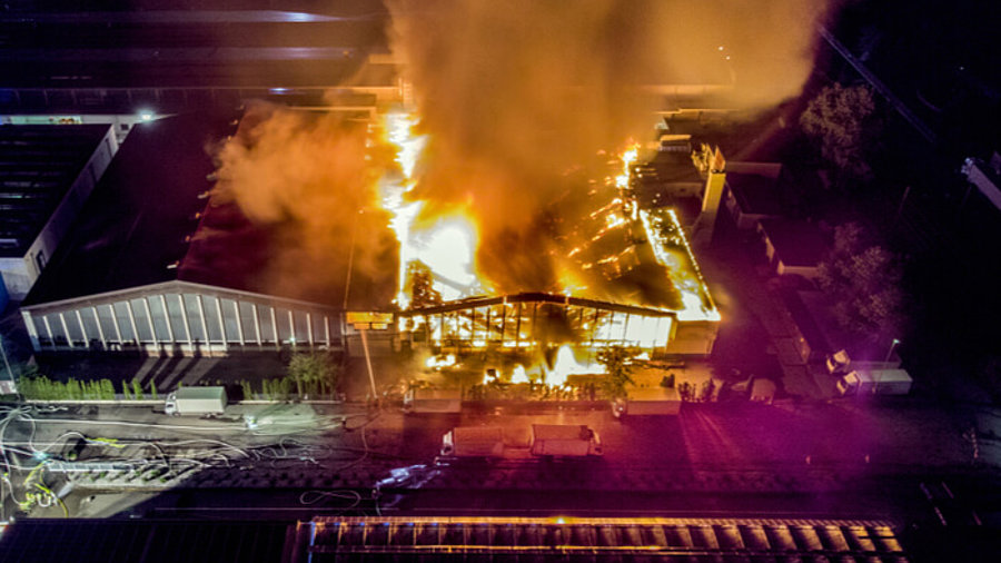 Halle im Flammen