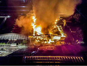 Halle im Flammen