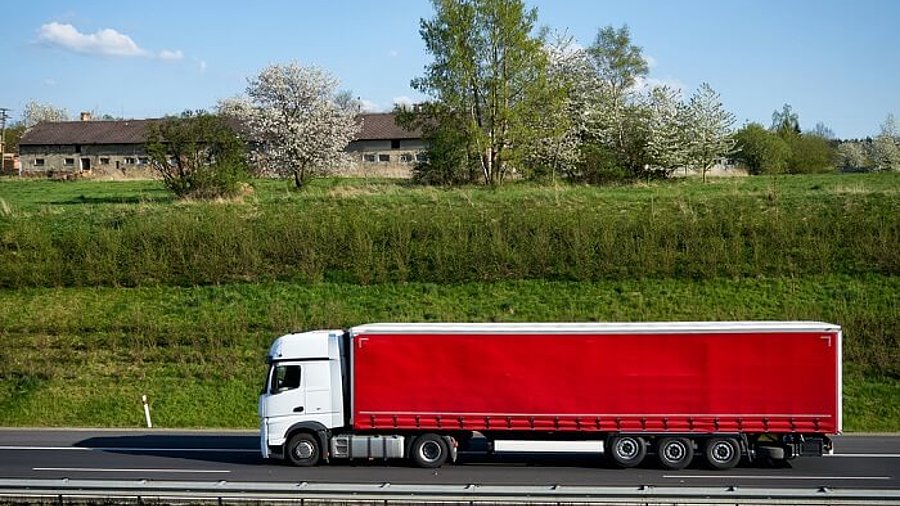 Lkw auf Landstraße