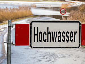 Hochwasser Schild gesperrte Straße