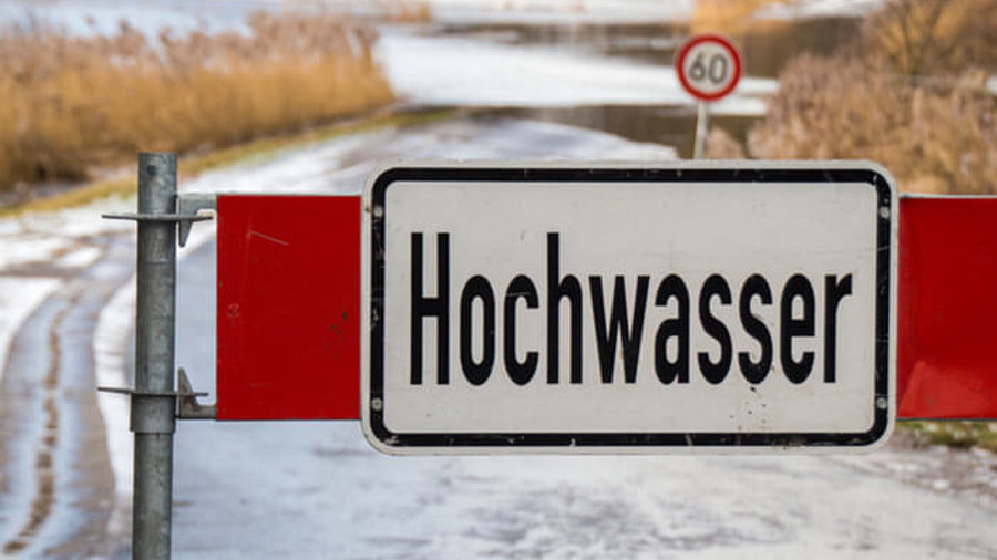 Hochwasser Schild gesperrte Straße