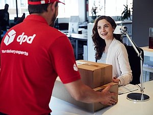 DPD-Bote übergibt Paket