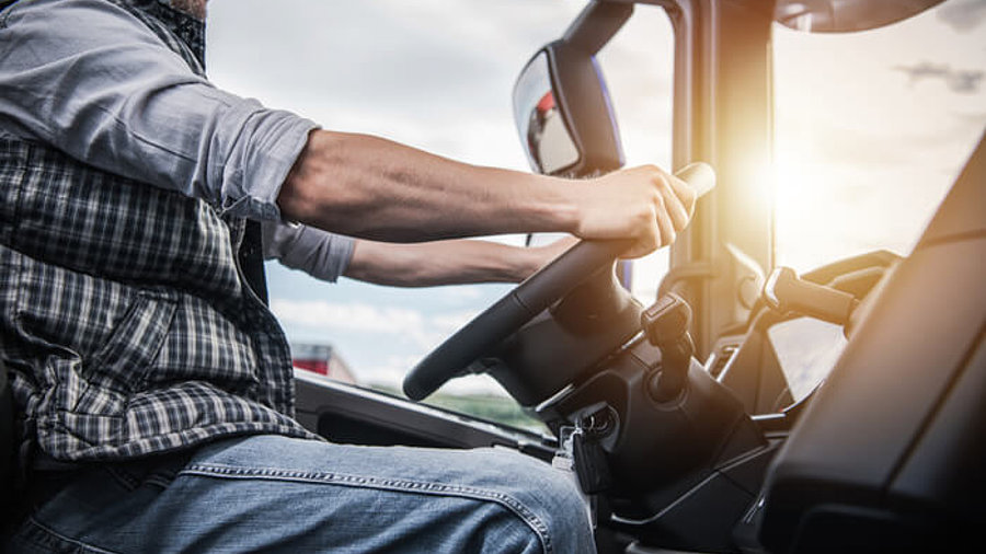 Lkw-Fahrer hinterm Steuer