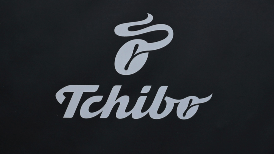 Tchibo-Logo auf schwarzem Hintergrund