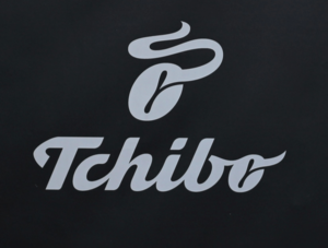 Tchibo-Logo auf schwarzem Hintergrund