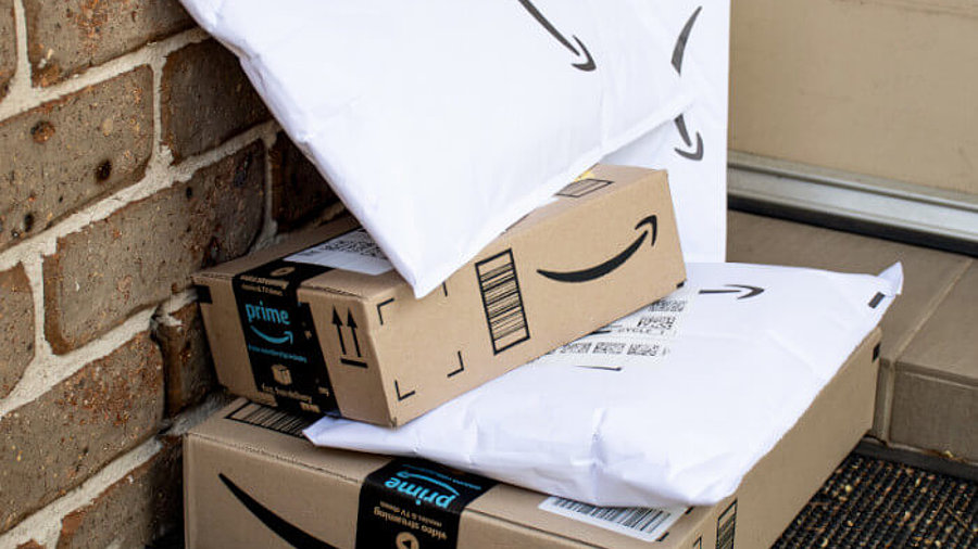 Amazon-Pakete auf einem Stapel: Über das Programm Amazon Flex liefern unabhängige Fahrerinnen und Fahrer für den Online-Konzern Sendungen aus.