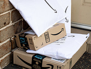 Amazon-Pakete auf einem Stapel: Über das Programm Amazon Flex liefern unabhängige Fahrerinnen und Fahrer für den Online-Konzern Sendungen aus.