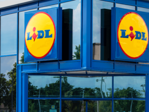 Filiale von Lidl: Der Discounter nutzt die Fu&szlig;ball-EM f&uuml;r eigene Werbezwecke und verlost Tickets