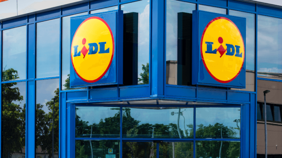 Filiale von Lidl: Der Discounter nutzt die Fu&szlig;ball-EM f&uuml;r eigene Werbezwecke und verlost Tickets