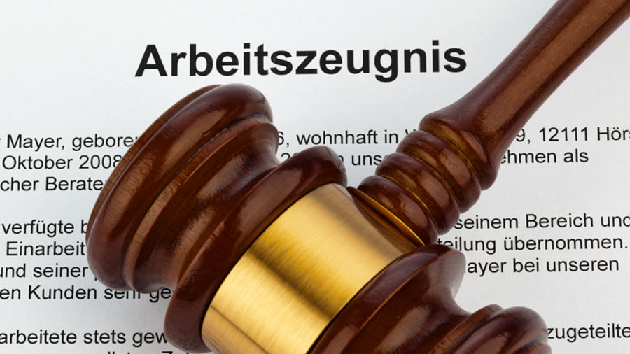 Richterhammer auf Arbeitszeugnis