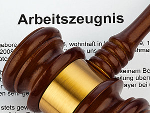 Richterhammer auf Arbeitszeugnis