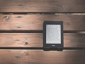 Kindle auf Holz