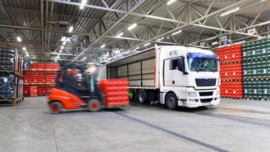 Gabelstapler beläd ein LKW