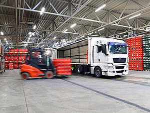 Gabelstapler beläd ein LKW