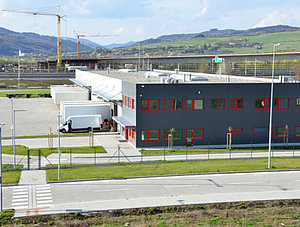 Logistikzentrum, Kran im Hintergrund 