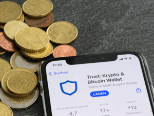 M&uuml;nzen und Handy mit Kryptowallet App