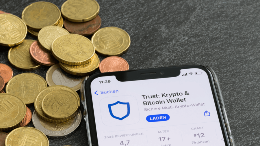 M&uuml;nzen und Handy mit Kryptowallet App