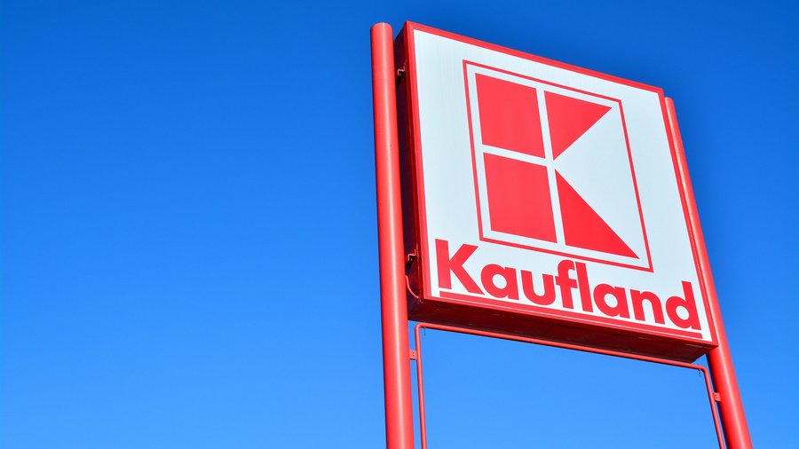 Schild mit Kaufland-Logo