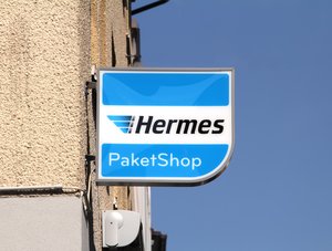 Hermes Paketshop-Logo an Gebäude