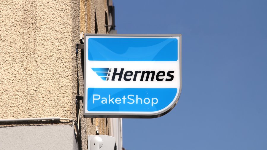 Hermes Paketshop-Logo an Gebäude