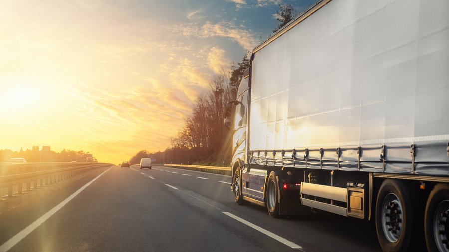 Lkw auf Autobahn in güldenem Licht