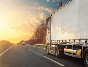 Lkw auf Autobahn in güldenem Licht