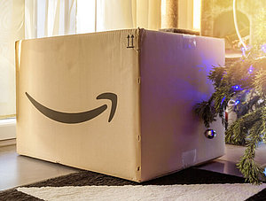 Amazon-Paket unter dem Weihnachtsbaum