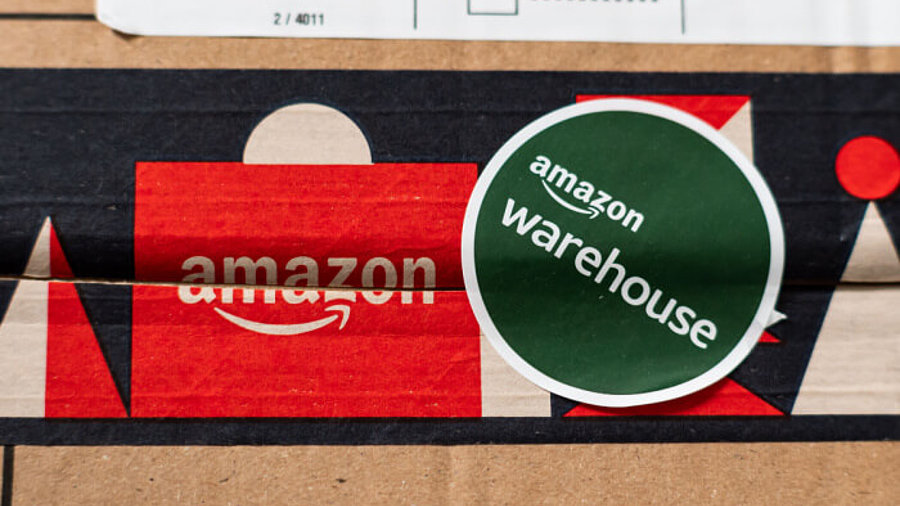 Amazon-Paket mit Warehouse-Aufkleber