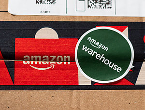 Amazon-Paket mit Warehouse-Aufkleber