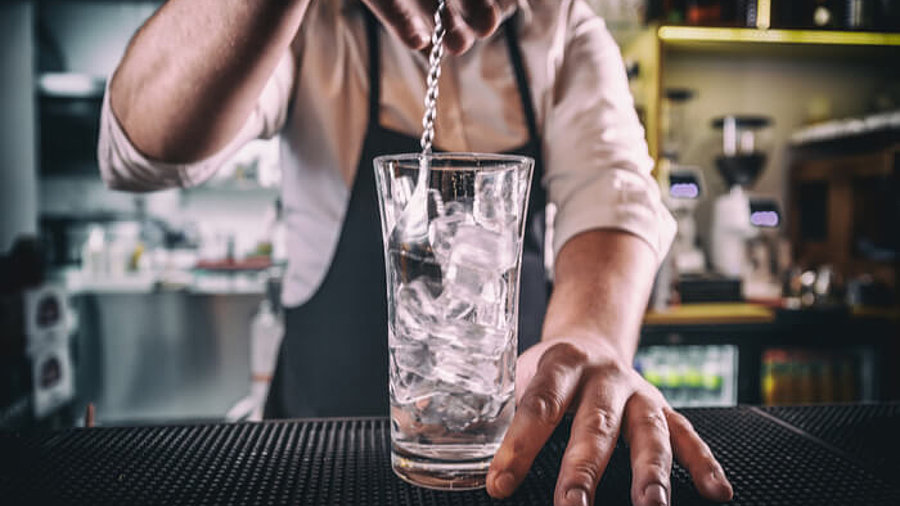 Wodka bzw. Alkohol wird in ein Glas gegossen