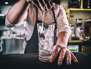 Wodka bzw. Alkohol wird in ein Glas gegossen