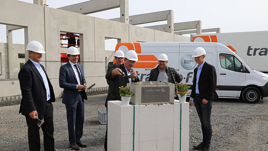 Begleitet vom Driedorfer Bürgermeister Carsten Braun, Matthias Kröger, dem Projektleiter des Generalunternehmers Kögel &amp; Nunne, und dem Bauingenieur Hans-Peter Fleißner legten trans-o-flex-Chef Wolfgang P. Albeck und die trans-o-flex-Gesellschafter Christoph Schoeller sowie Dr. Claus-Peter Amberger am 25. August den Grundstein des neuen Logistikzentrums,