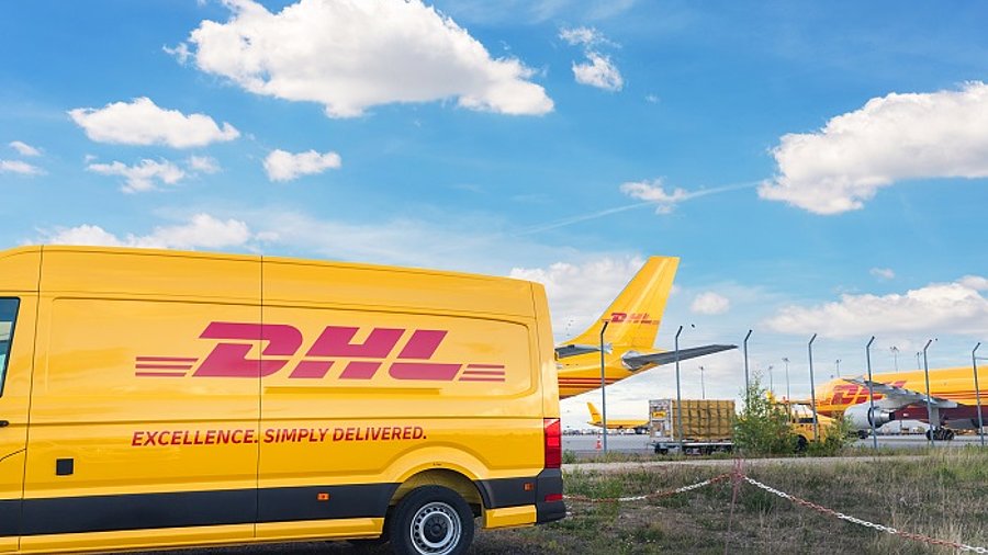 DHL Flugzeuge und Lieferwagen