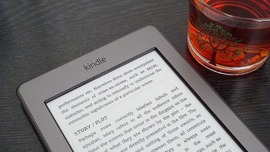 Amazon Kindle und eine Glas mit Tee