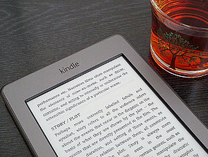 Amazon Kindle und eine Glas mit Tee