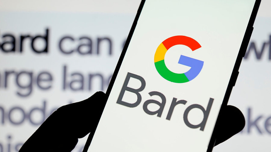 Google-Bard-Logo auf Smartphone vor Website mit Chatbot