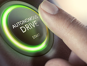 Finger, der auf Startbutton für autonomes Fahren drückt