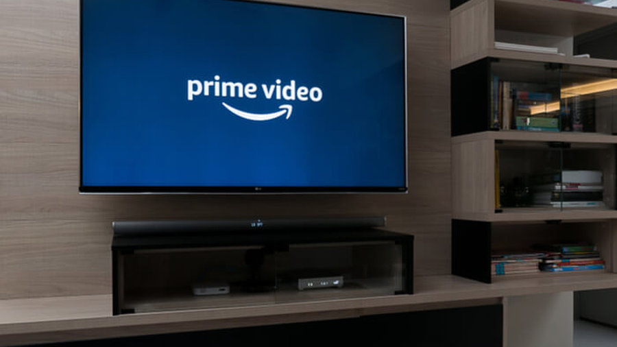 Amazon Video-Logo auf einem großen TV-Gerät