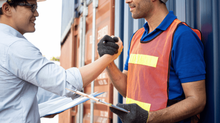 Geschäftsleute Zoll Logistik geben sich die Hand