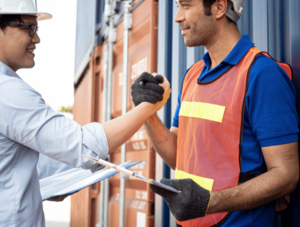 Geschäftsleute Zoll Logistik geben sich die Hand