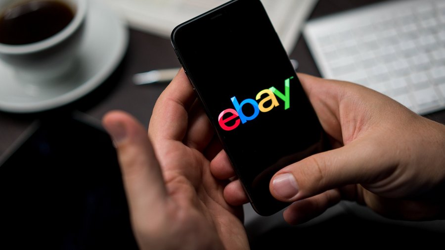 Logo des Online-Marktplatzes Ebay auf einem Smartphone