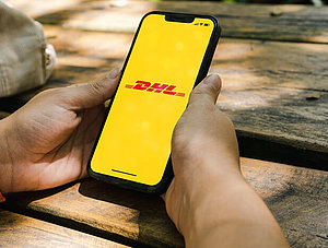 DHL-Logo auf Smarthpone