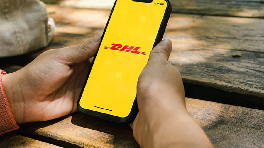 DHL-Logo auf Smarthpone