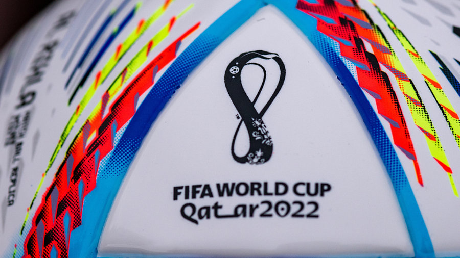 Fu&szlig;ball mit der Aufschrift "Fifa Worldcup Katar 2022"