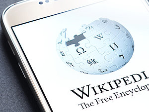 Wikipedia-Logo auf einem Smartphone