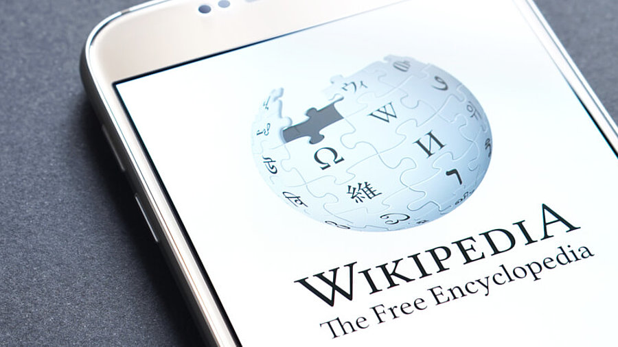 Wikipedia-Logo auf einem Smartphone